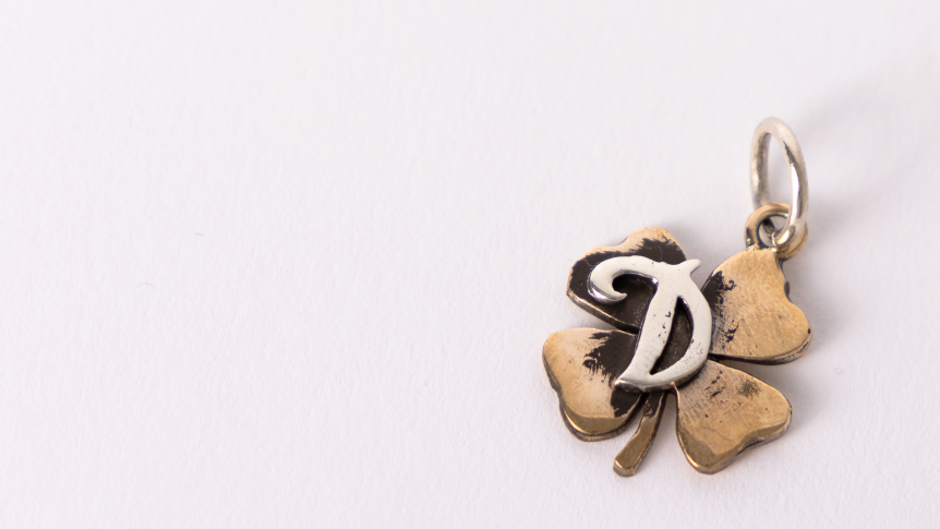 ciondolo con letterina argento e bronzo